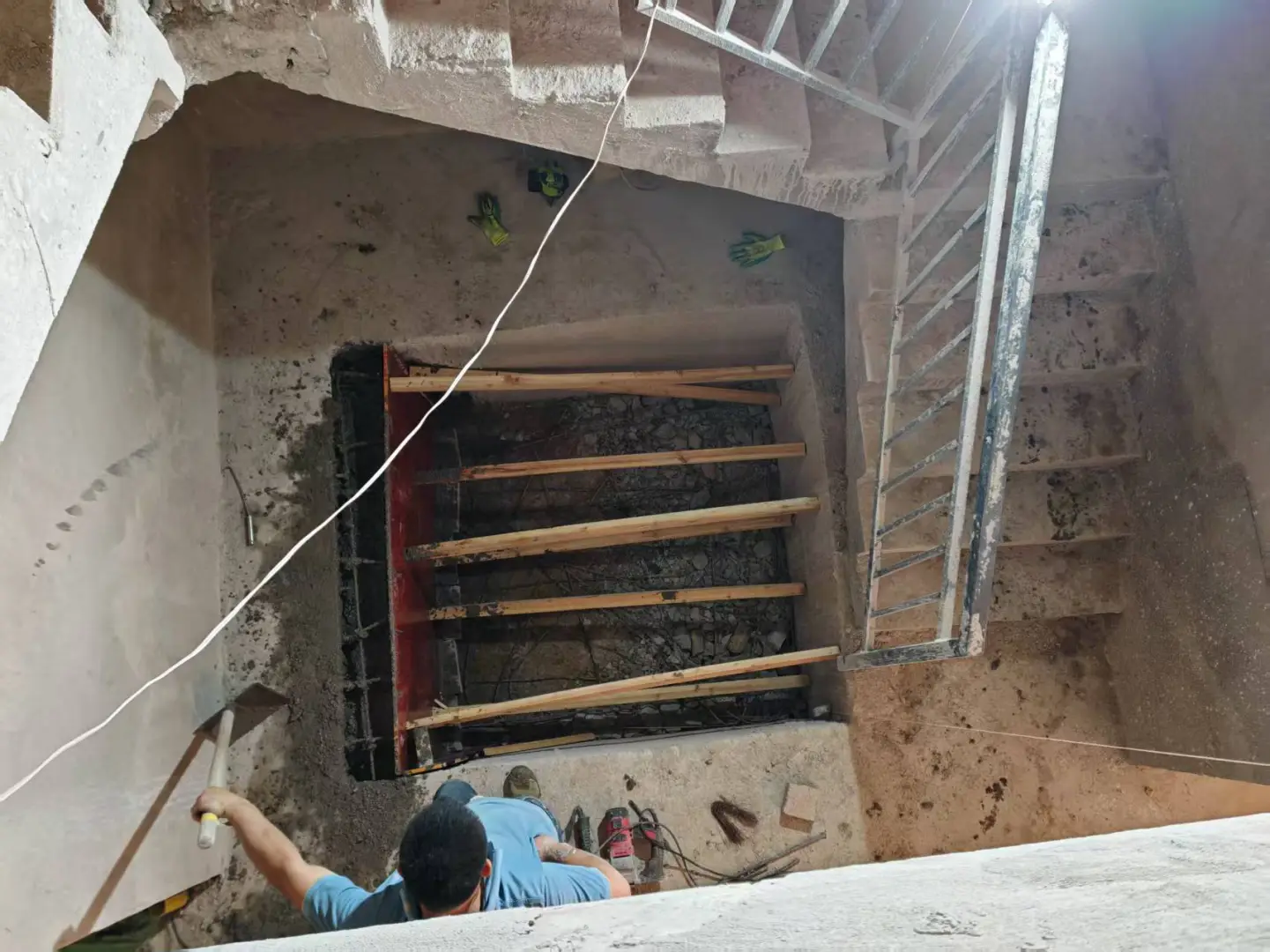 被十万人围观的电梯基坑打穿后