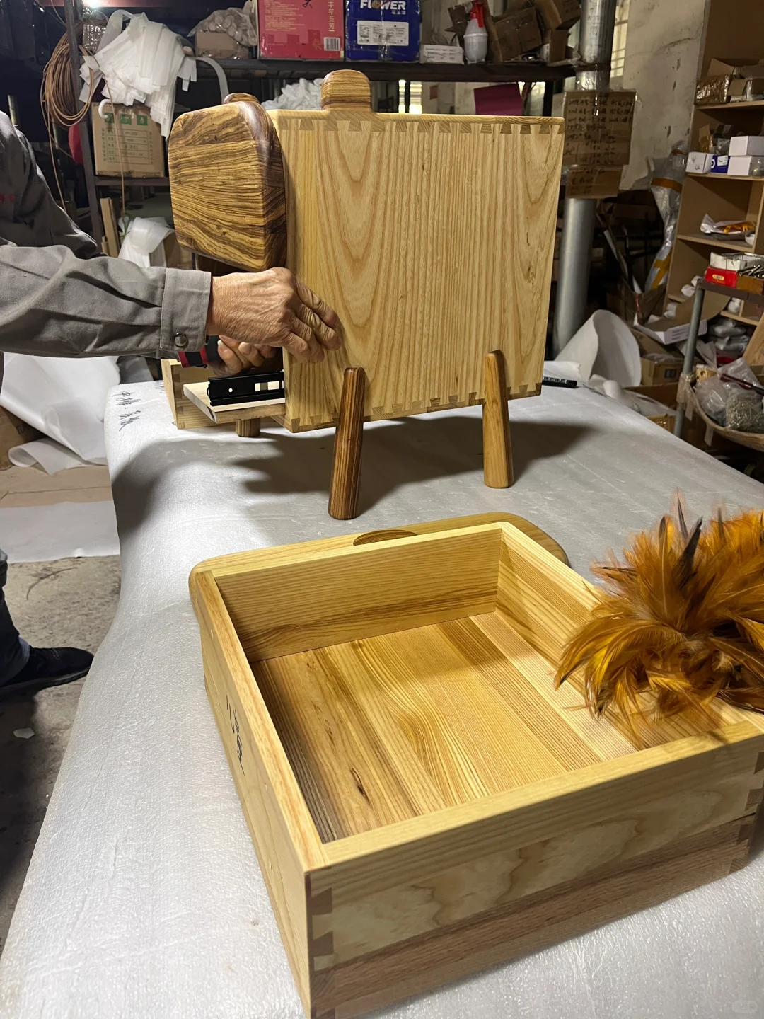 跑工厂车间拍摄家具组装过程