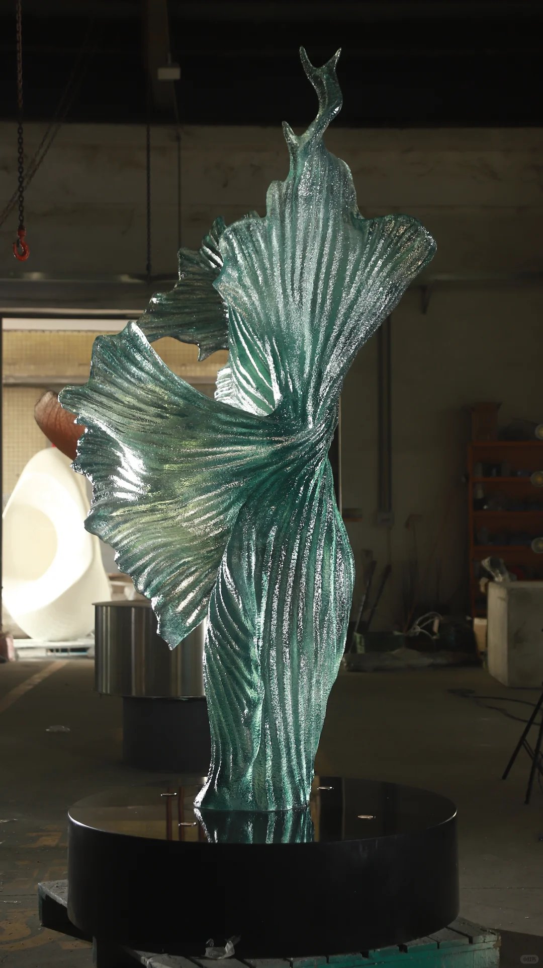 大型透明树脂商业公共艺术雕塑装置工厂实拍