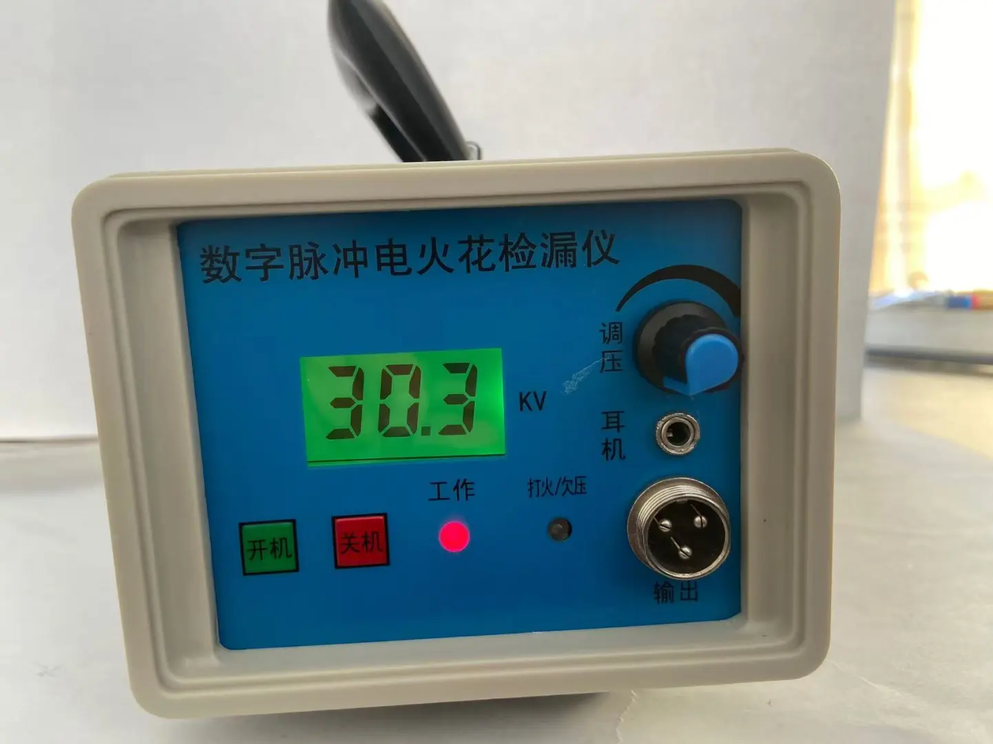 电火花检测仪，也叫电火花检漏仪，电火花测