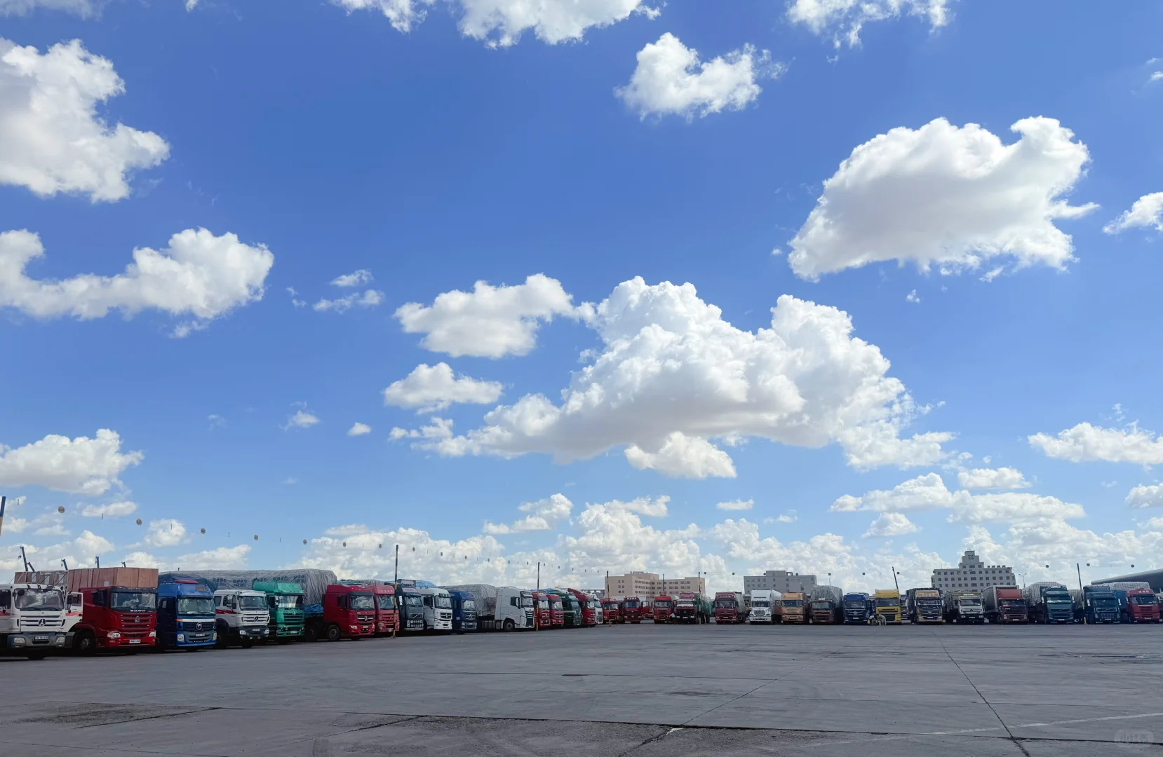 二连浩特口岸海关堆场