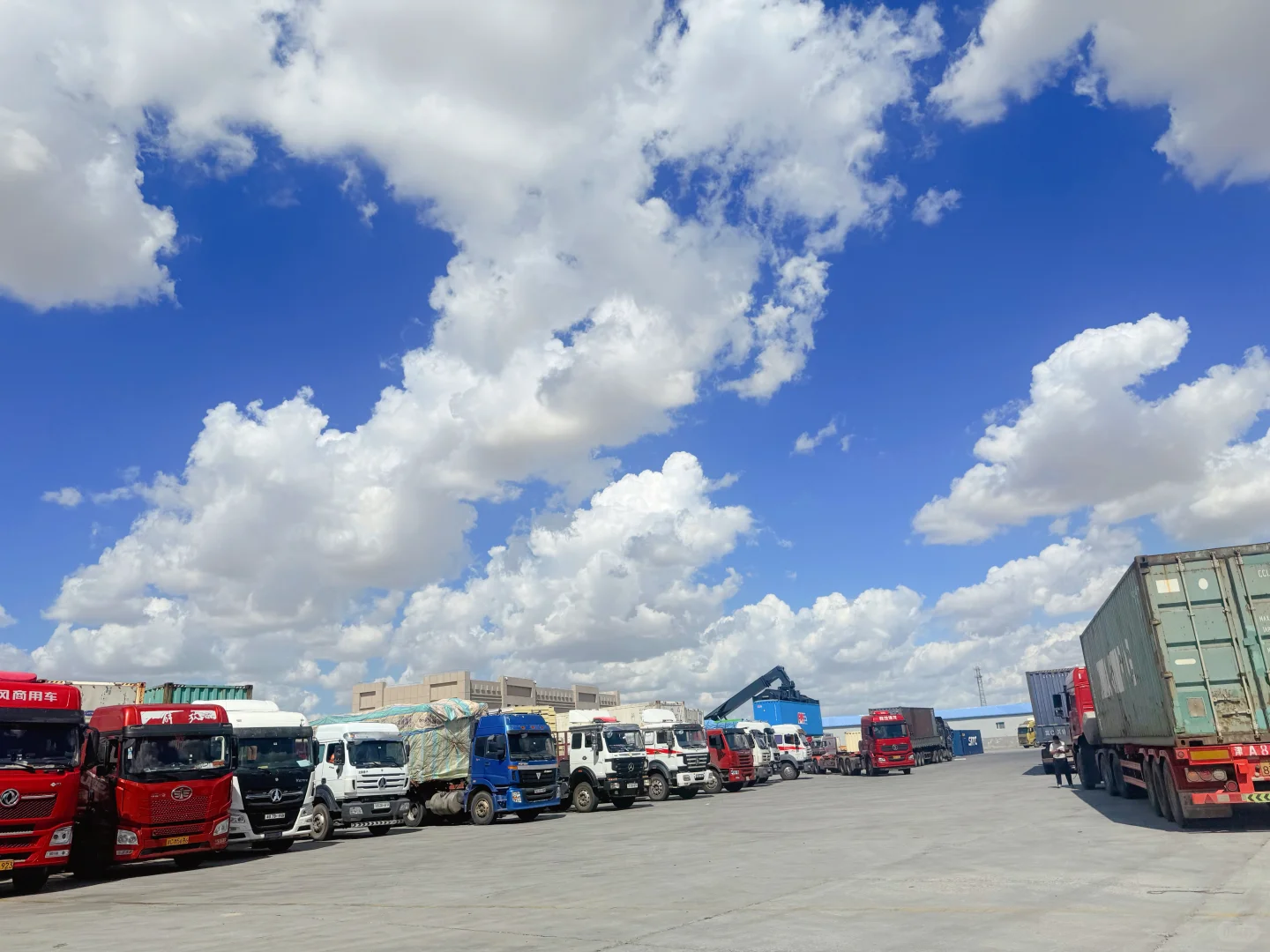 二连浩特口岸海关堆场