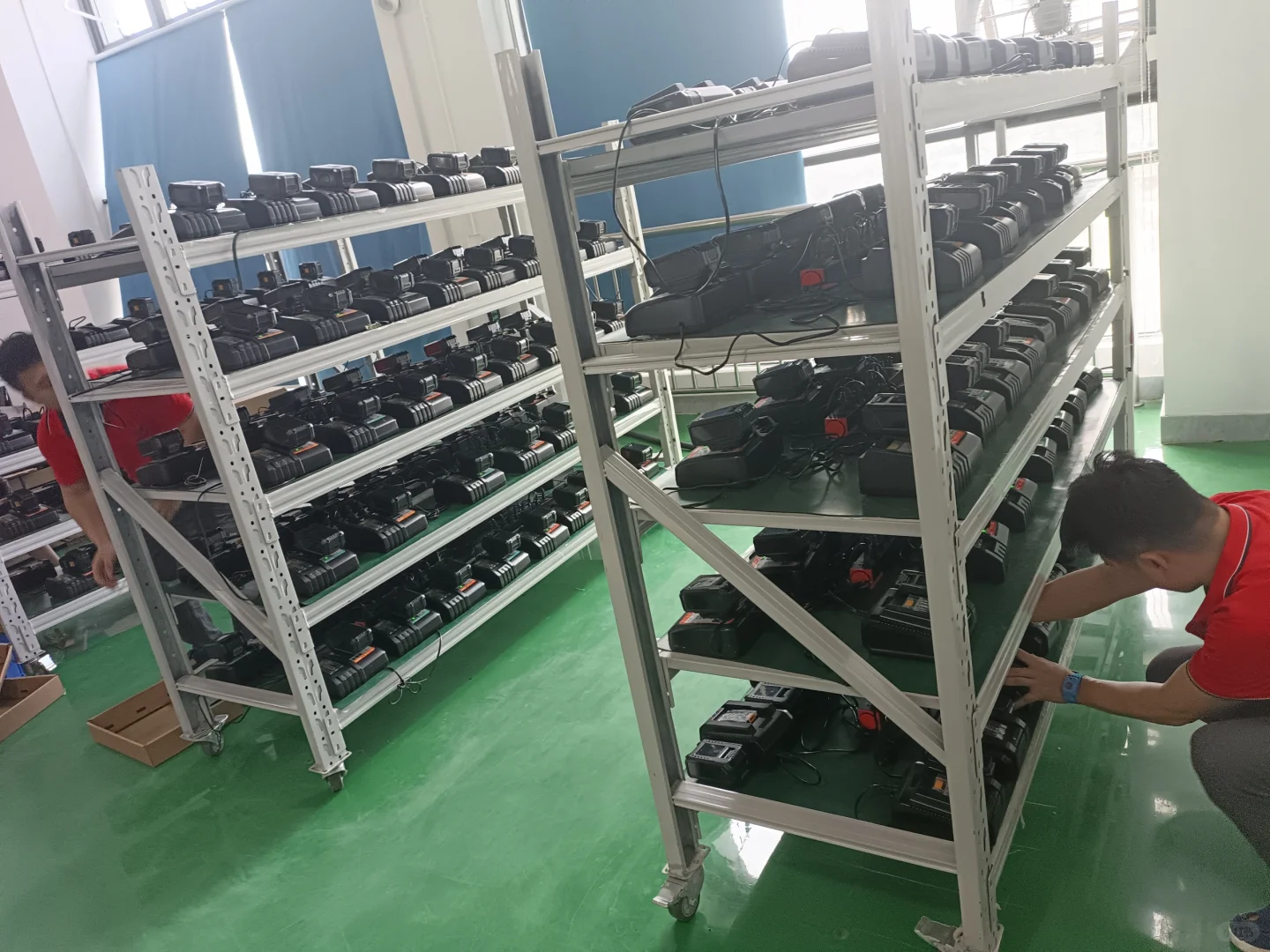 背负式锂电池生产中