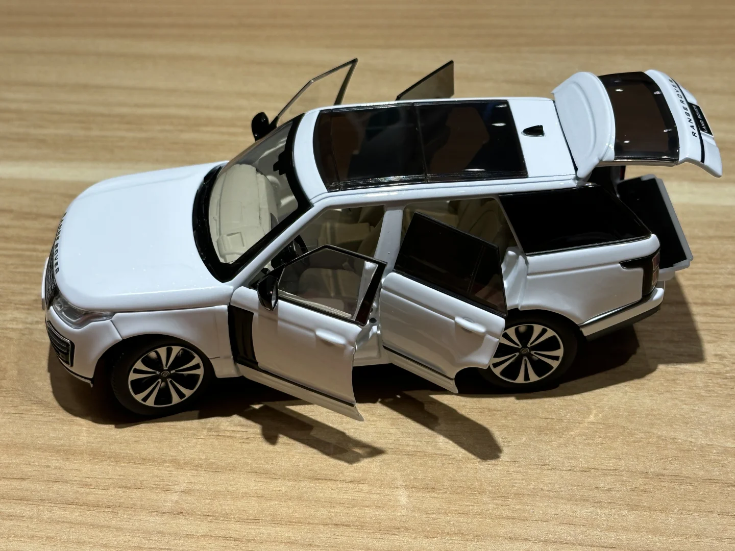 JKM老款路虎揽胜行政白色！32比例