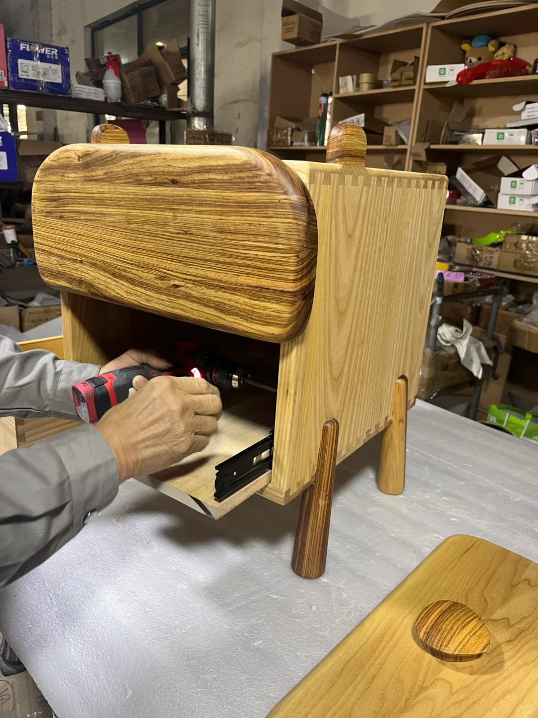 跑工厂车间拍摄家具组装过程