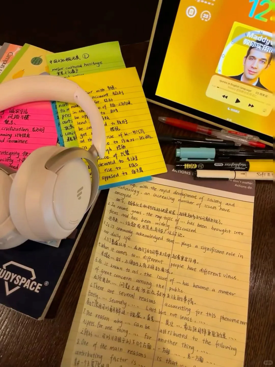 雨天戴着头戴式耳机在咖啡馆爽学一下午✍