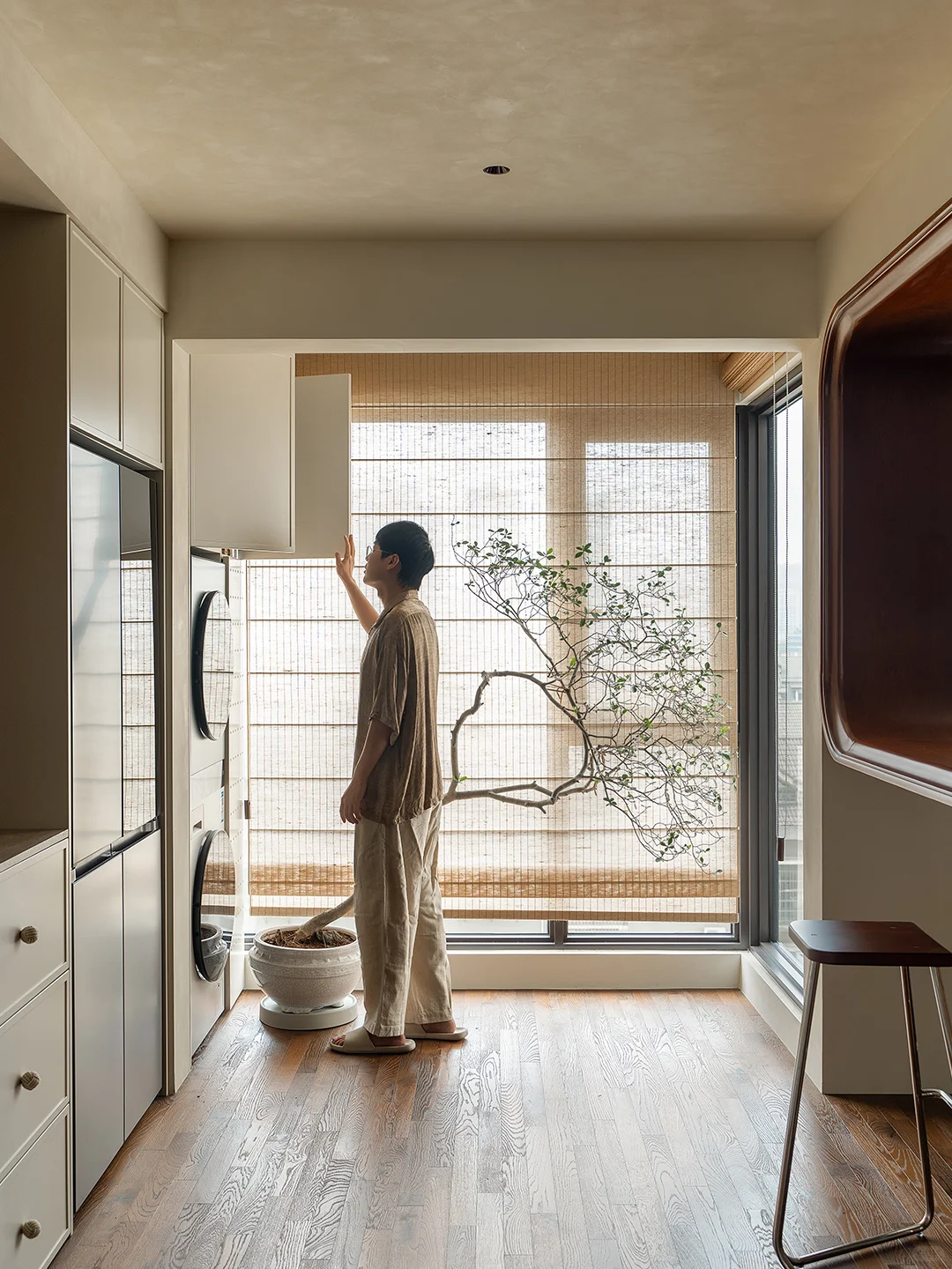 实拍丨隔而不断的弧形吧台,搞定餐厨通透感