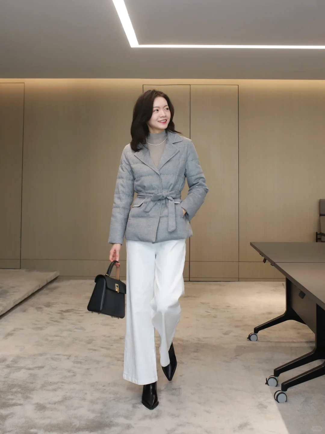 30+女律师|是哪个天才发明了西装剪裁羽绒服