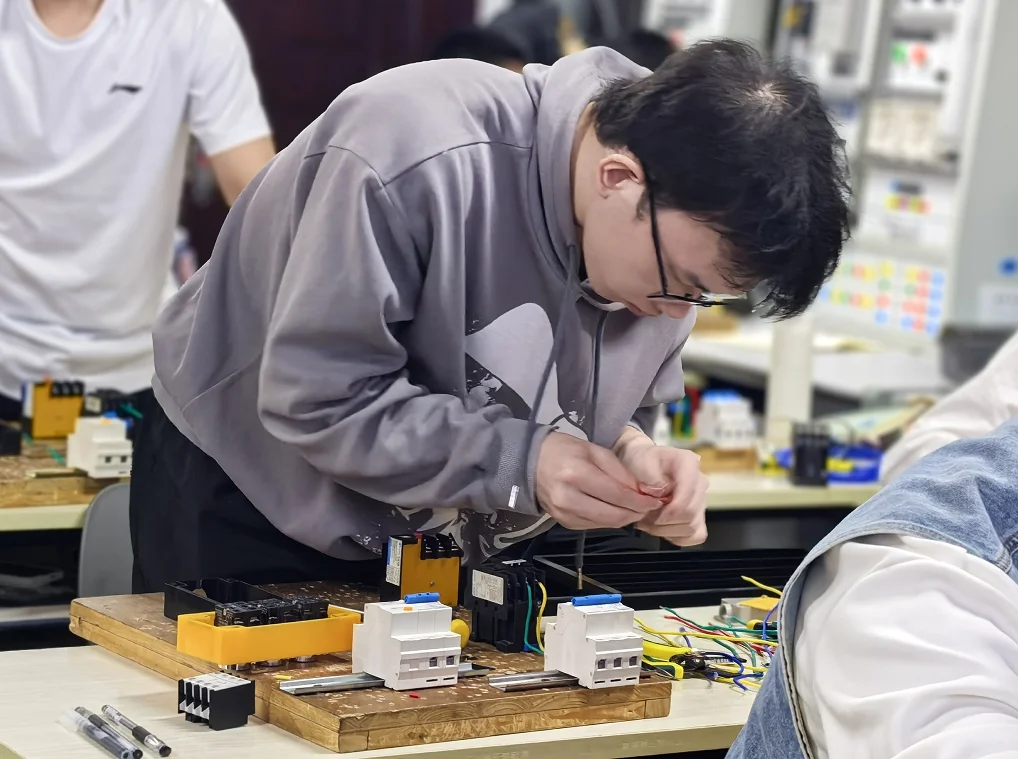 电工的“神器”们：常用工具与测量仪表