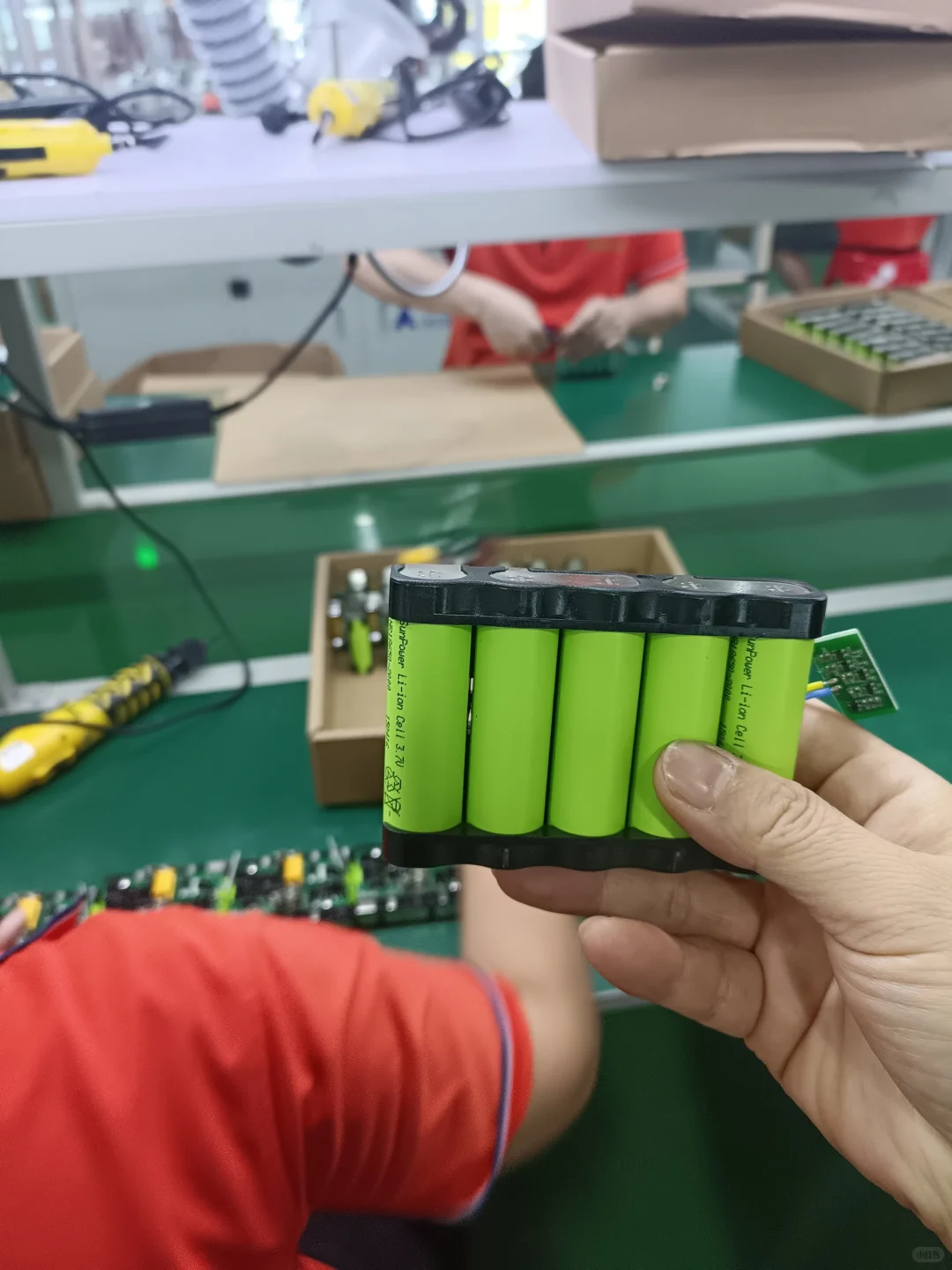 背负式锂电池生产中