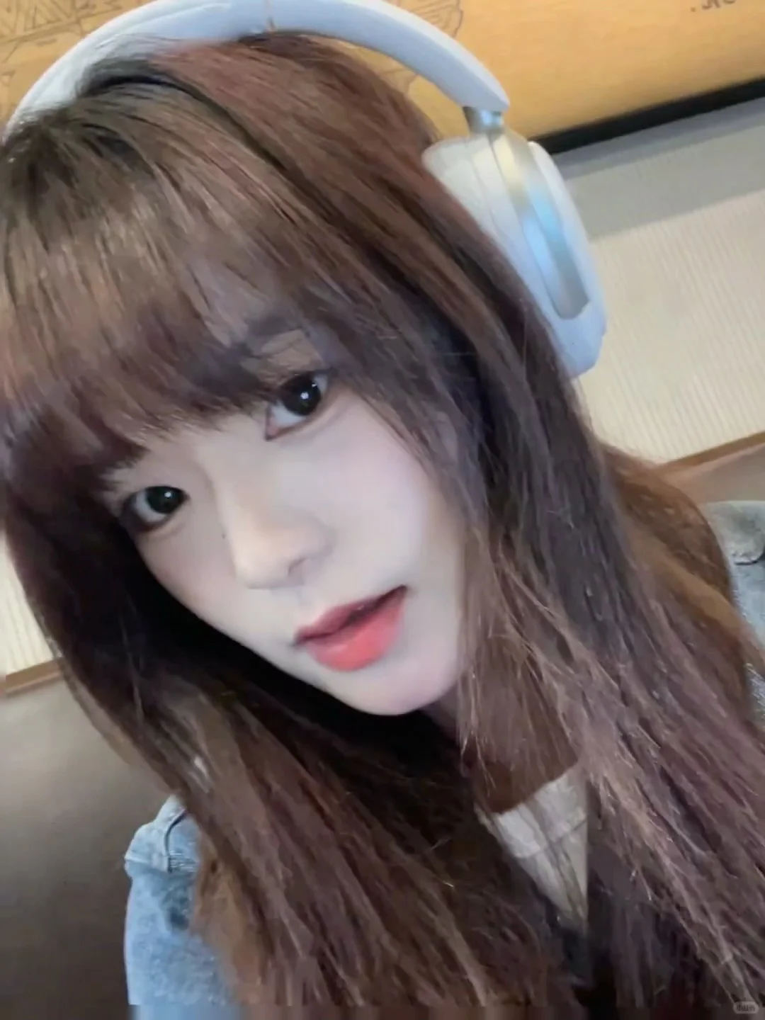 雨天戴着头戴式耳机在咖啡馆爽学一下午✍