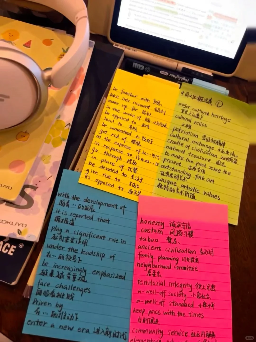 雨天戴着头戴式耳机在咖啡馆爽学一下午✍