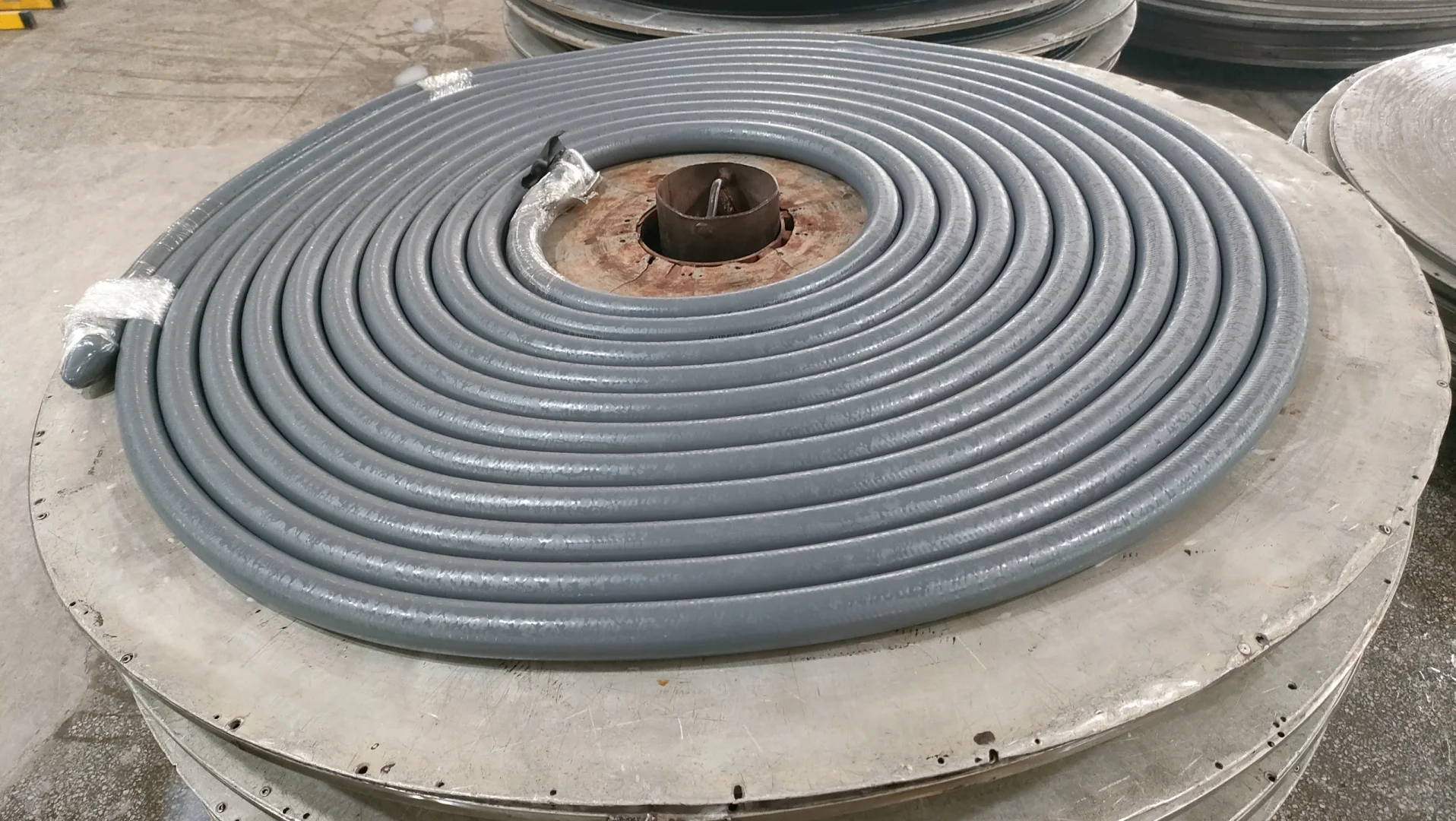 灰色光面三胶两线32mm耐老化橡胶水管