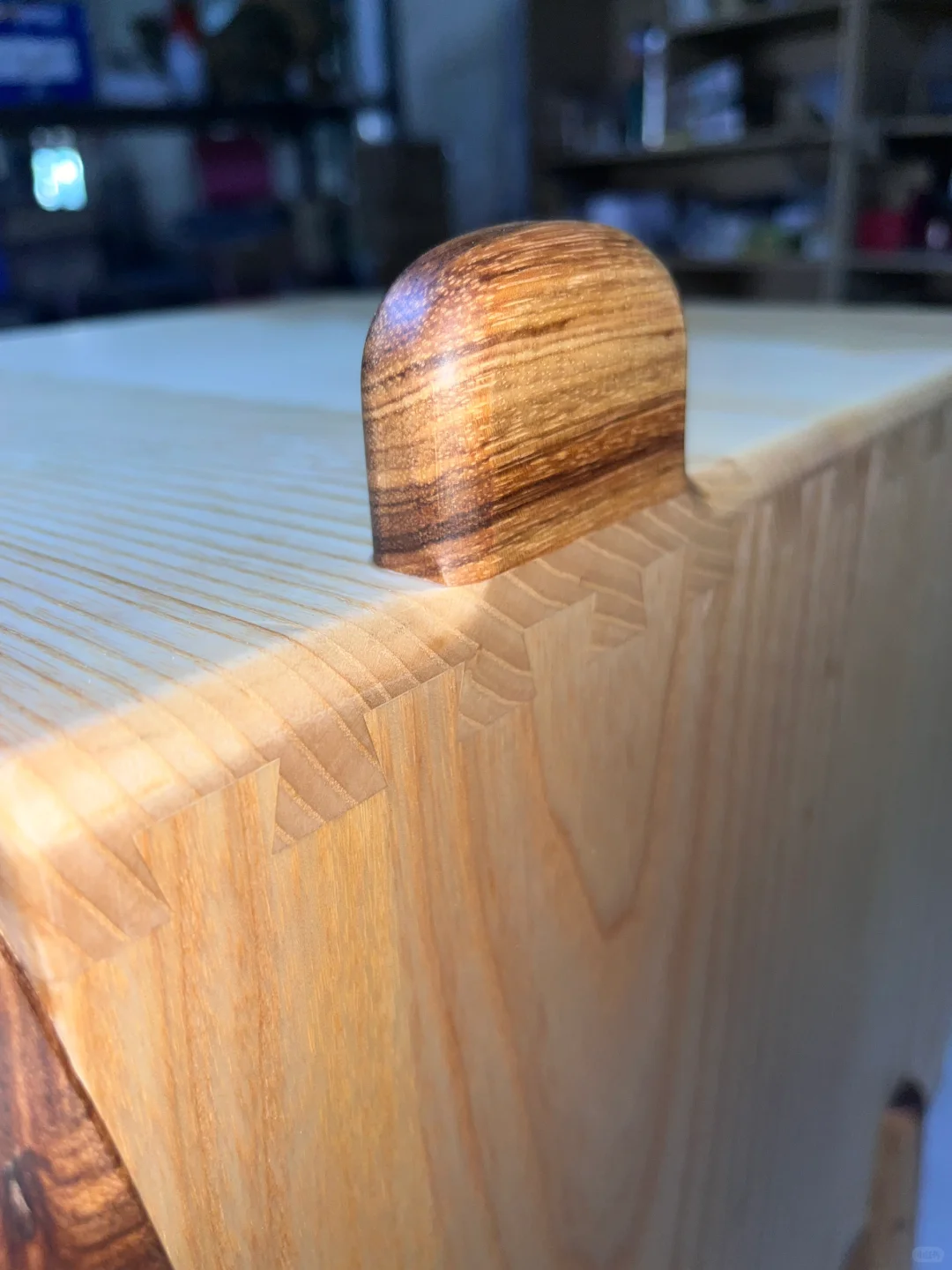 跑工厂车间拍摄家具组装过程