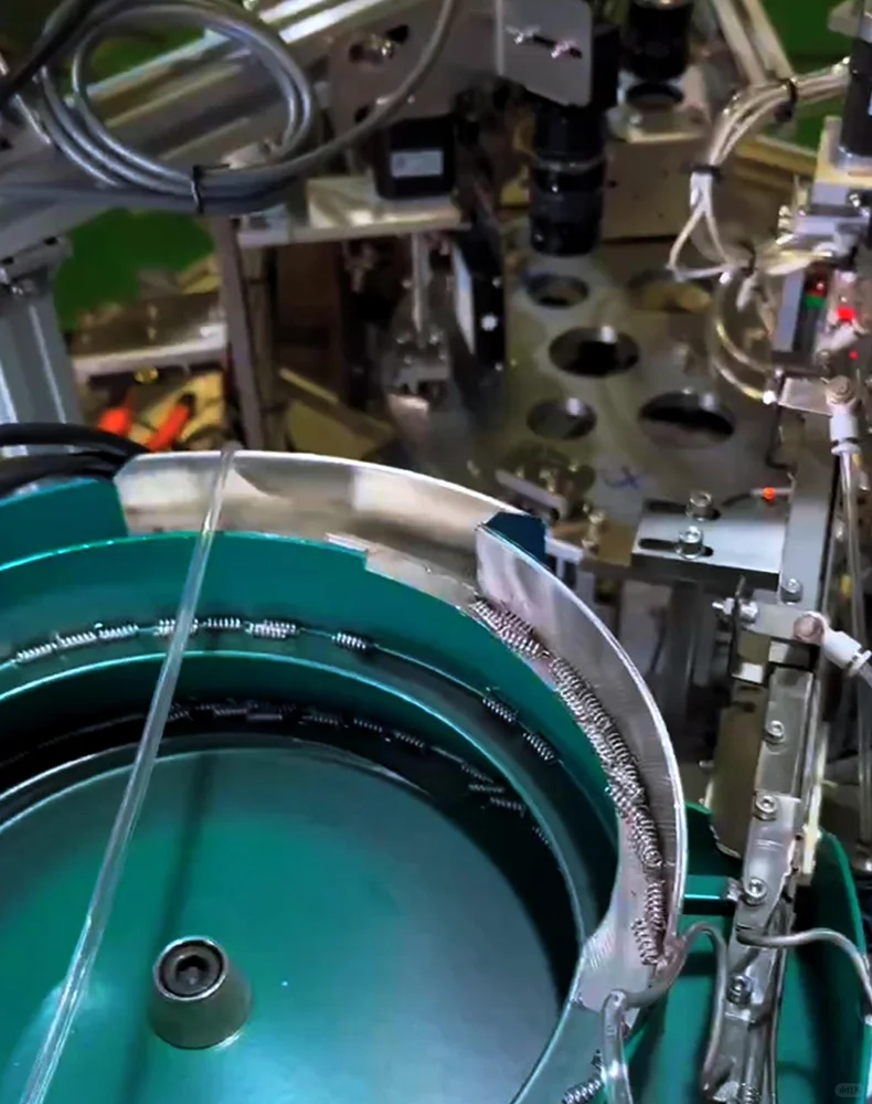 自动装弹簧设备