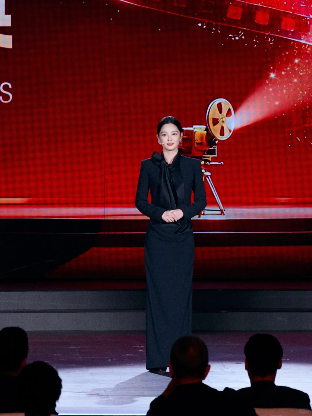 影后这套造型，高智感太浓了。