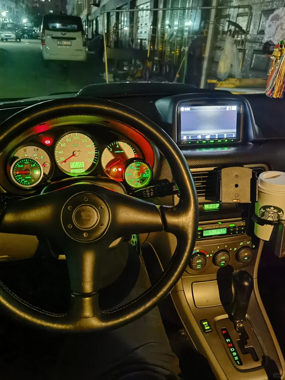 白底绿光仪表和黑底蓝光仪表，选择困难症