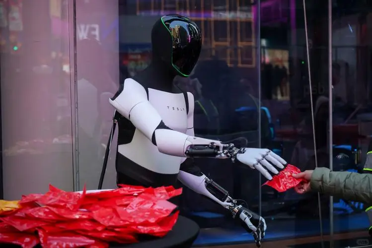 上海惊现 “全能打工人”!1.75 米机器人端