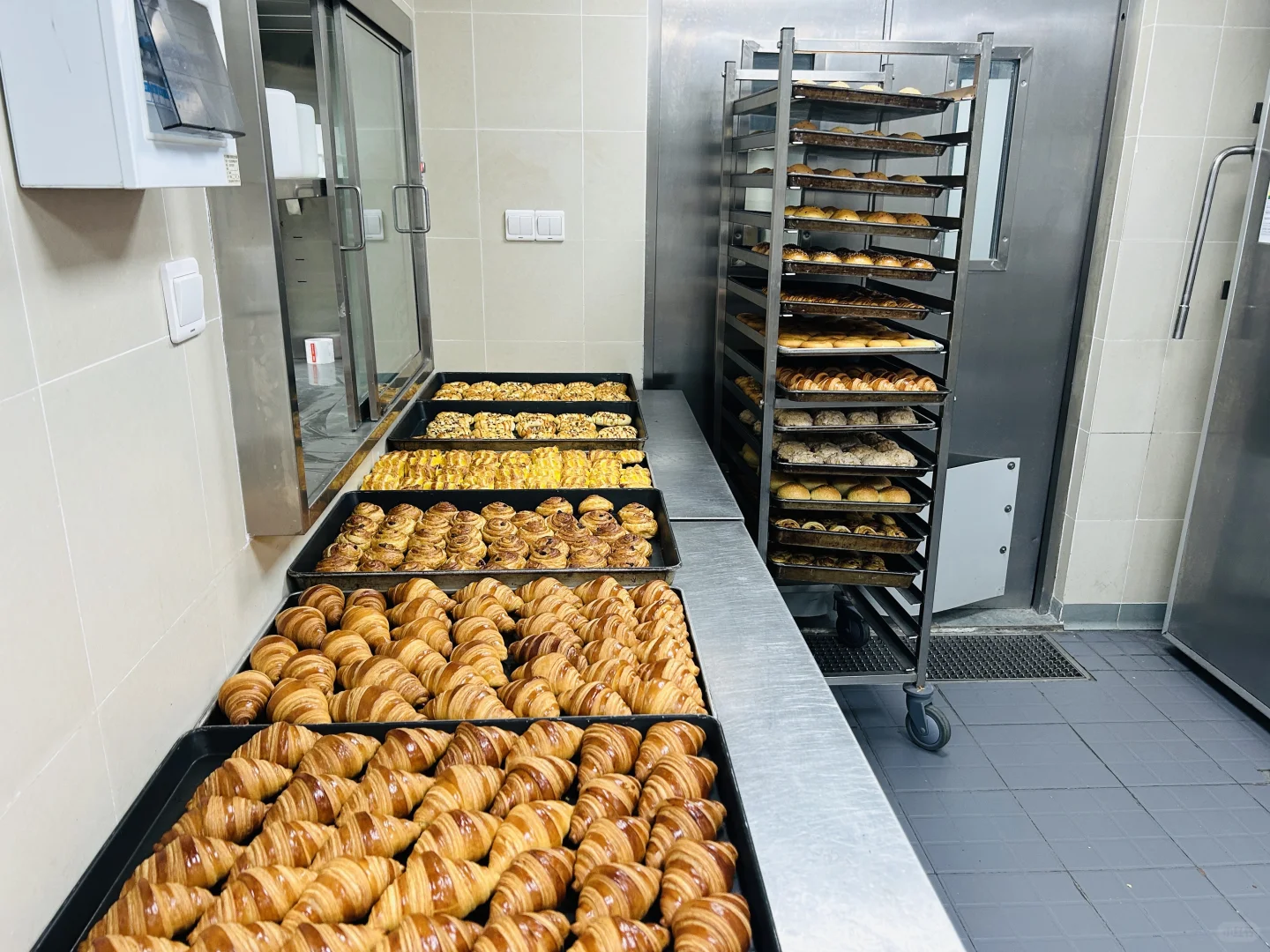 饼房一个人五个小时的工作日常！！！