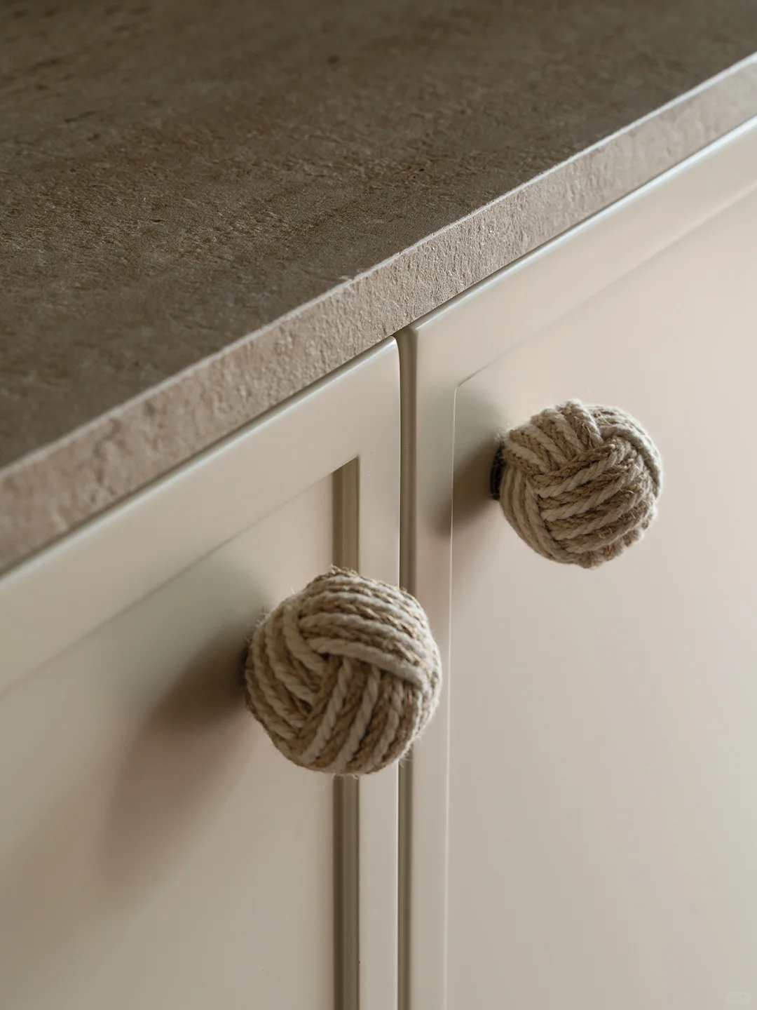 实拍丨隔而不断的弧形吧台,搞定餐厨通透感