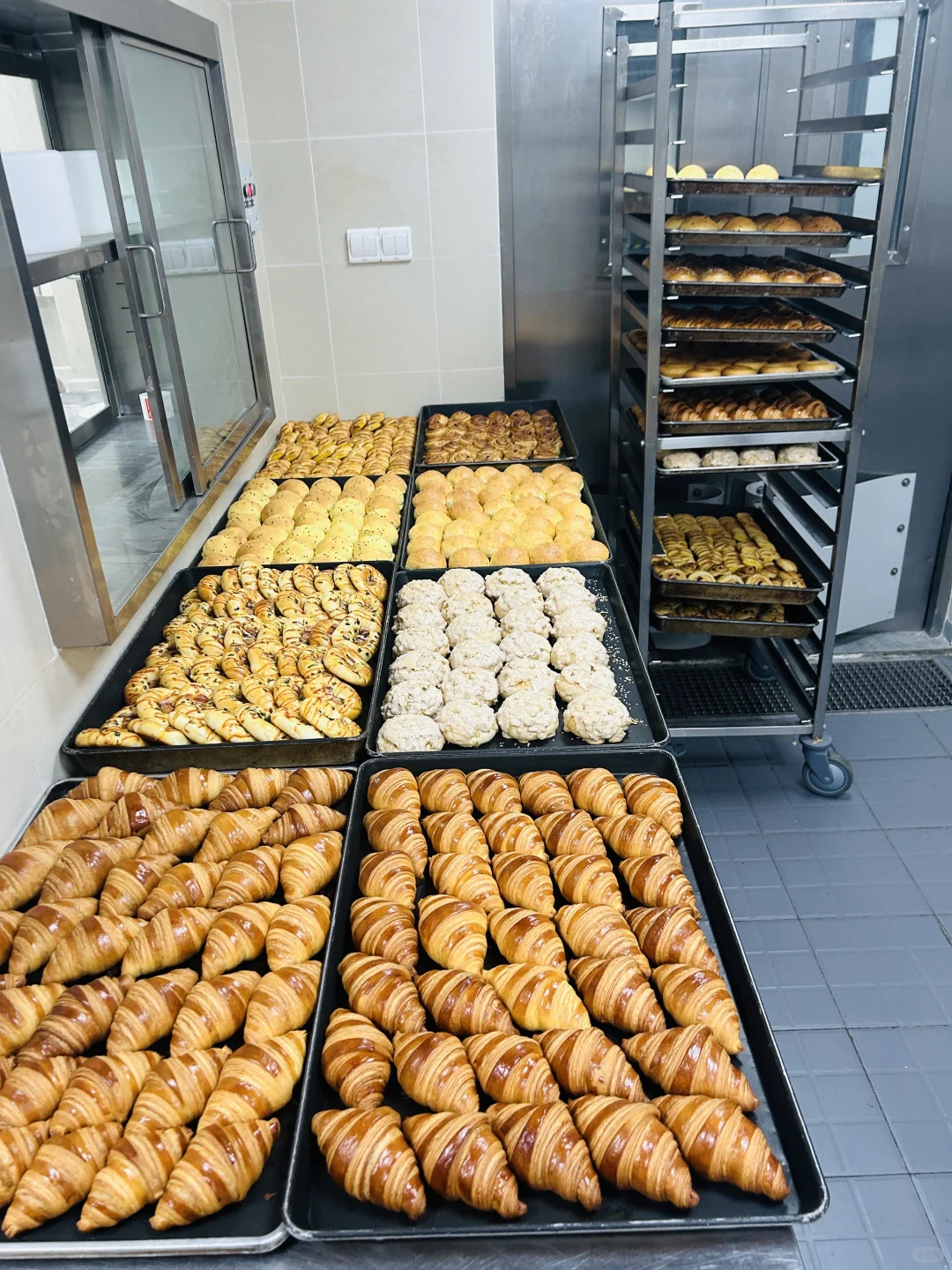 饼房一个人五个小时的工作日常！！！