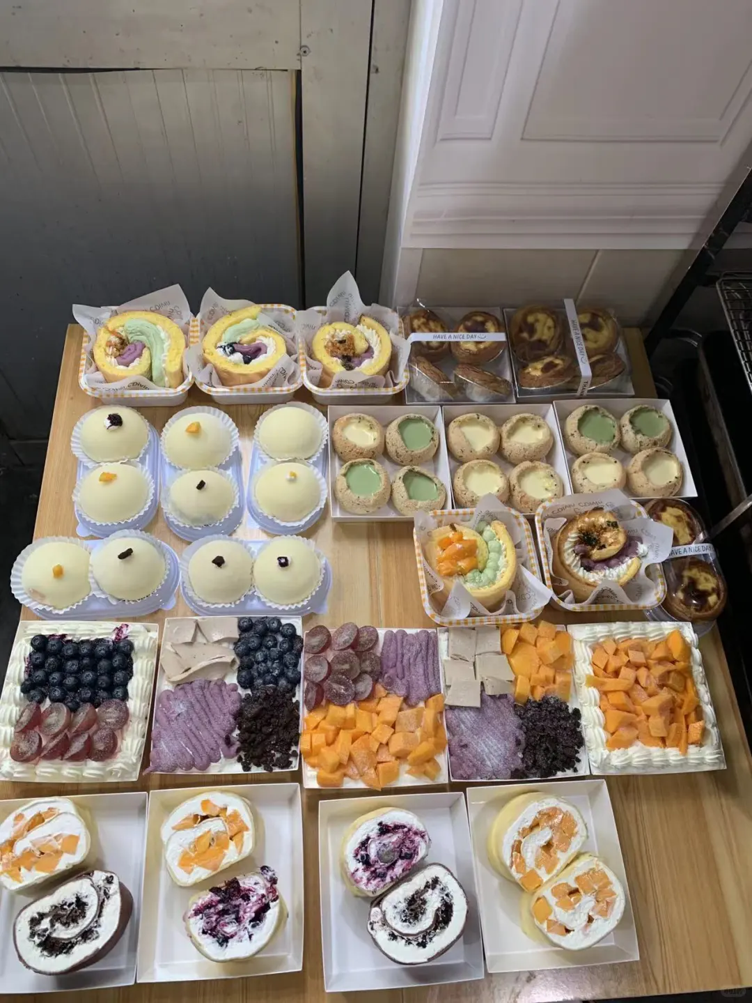 河北传媒大学门口出摊啦，纯动物奶油蛋糕