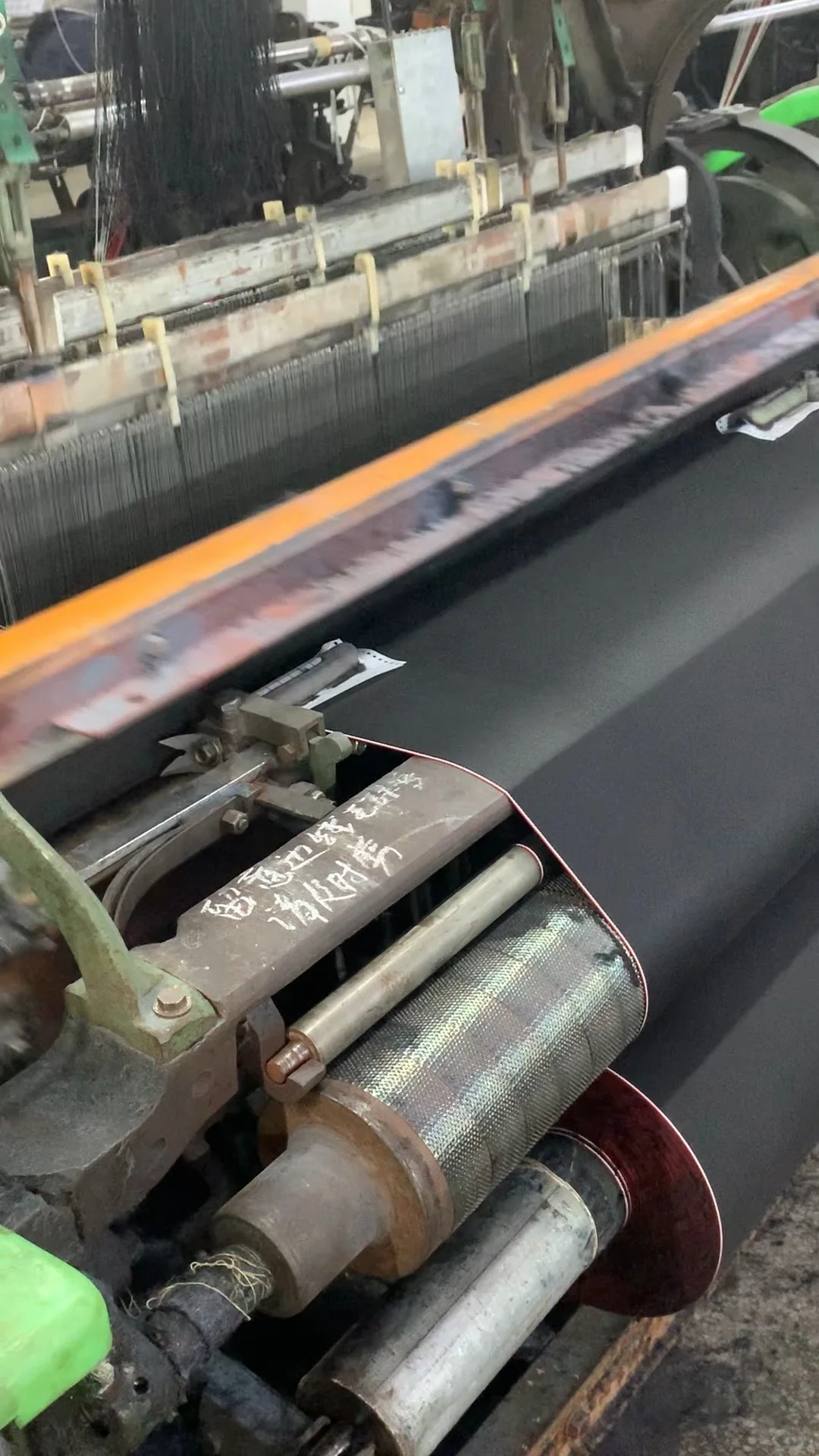 走进工厂｜为什么我们还在坚持用老式织布机？