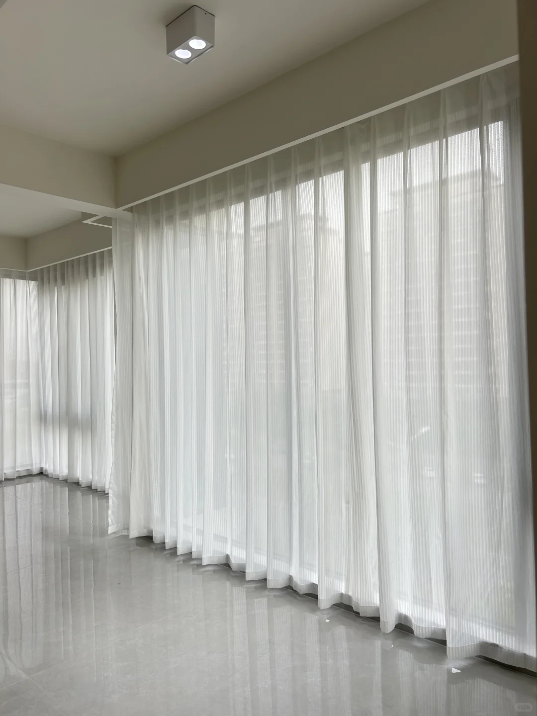 我滴天呀！哪个天才发明的电动窗帘呀！！！