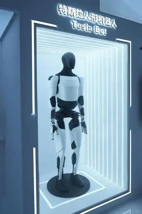 上海惊现 “全能打工人”!1.75 米机器人端