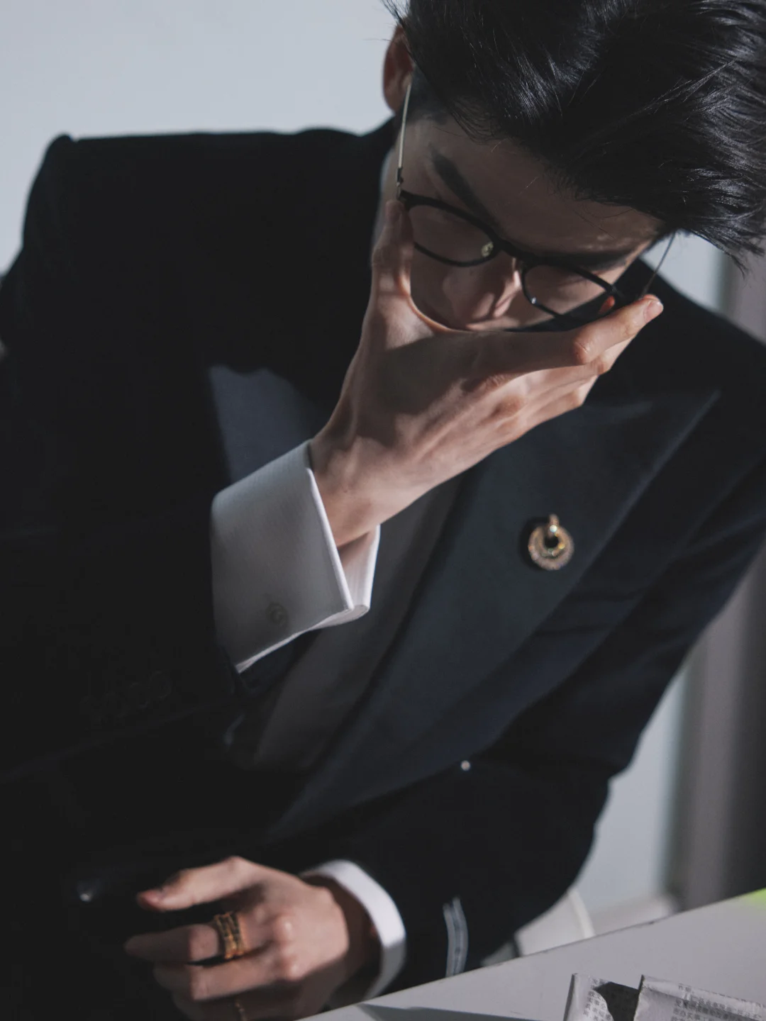 戴黑框镜的张凌赫太禁欲了，撕漫男本男！