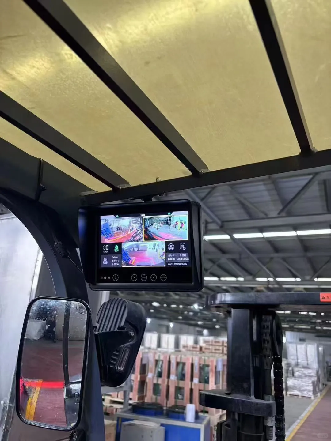 给叉车加道安全锁，助力仓储高效作业。