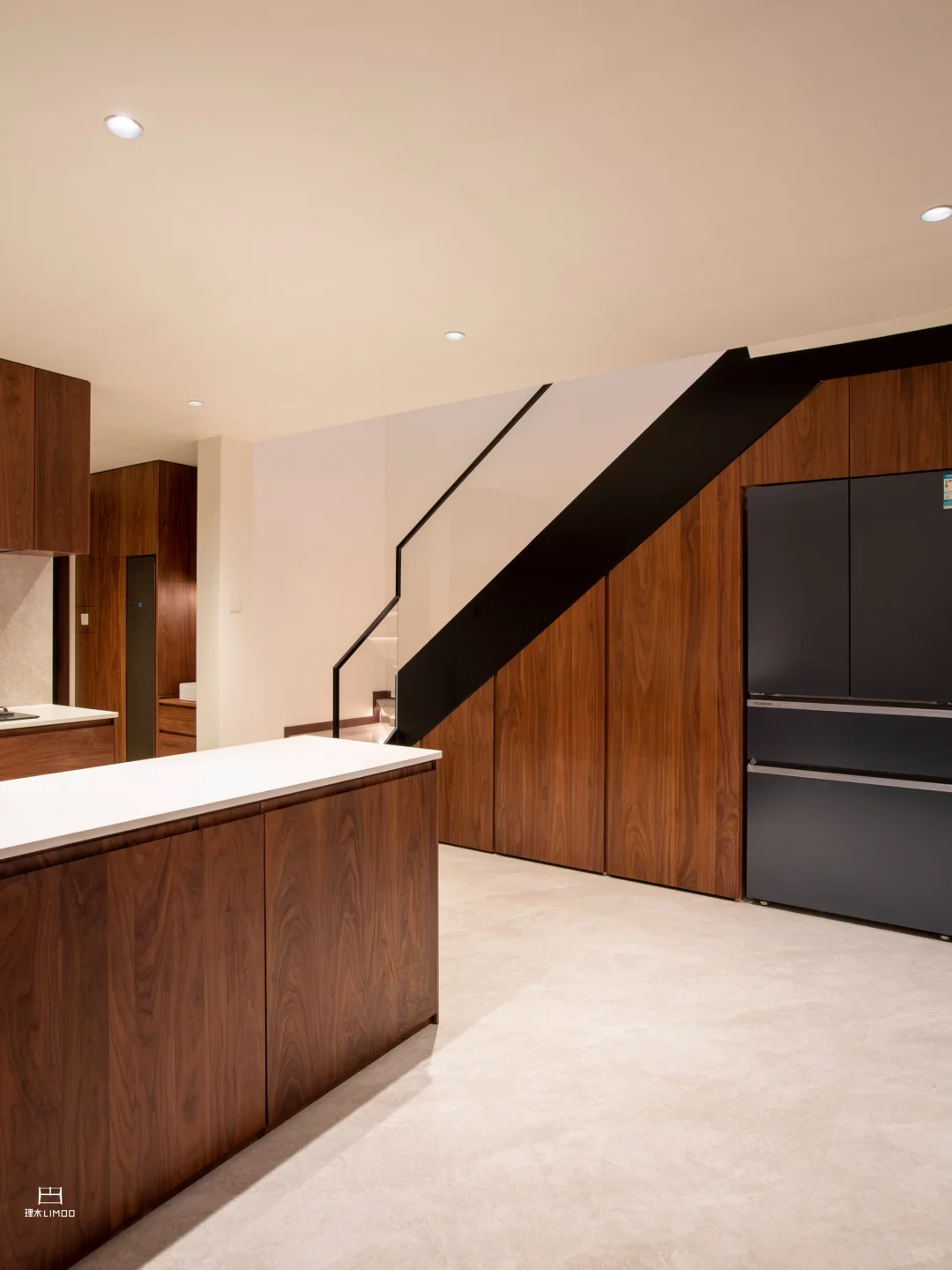 把楼梯间变成“隐形储物角” 嵌入冰箱 洗衣机