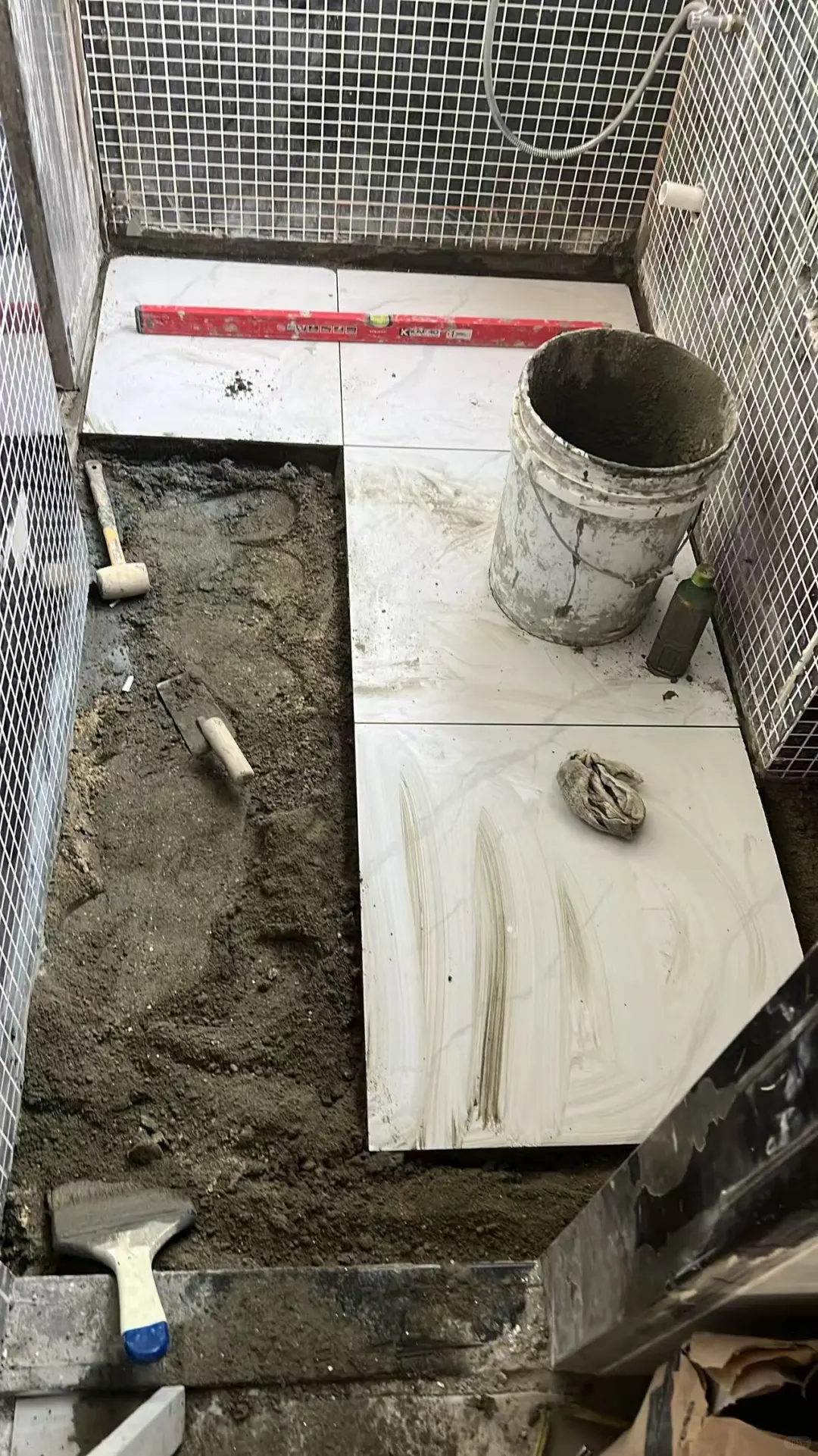 香港裝修泥水師傅，25平通鋪瓷磚！