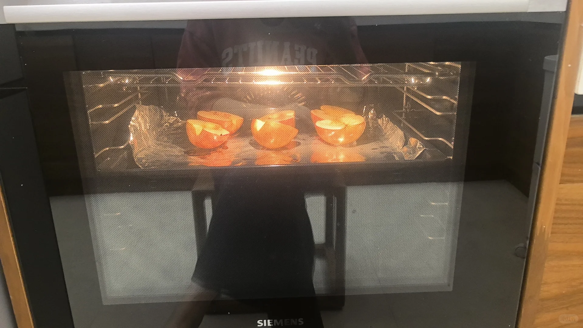 肉桂黄油烤苹果捕获可爱小孩一只