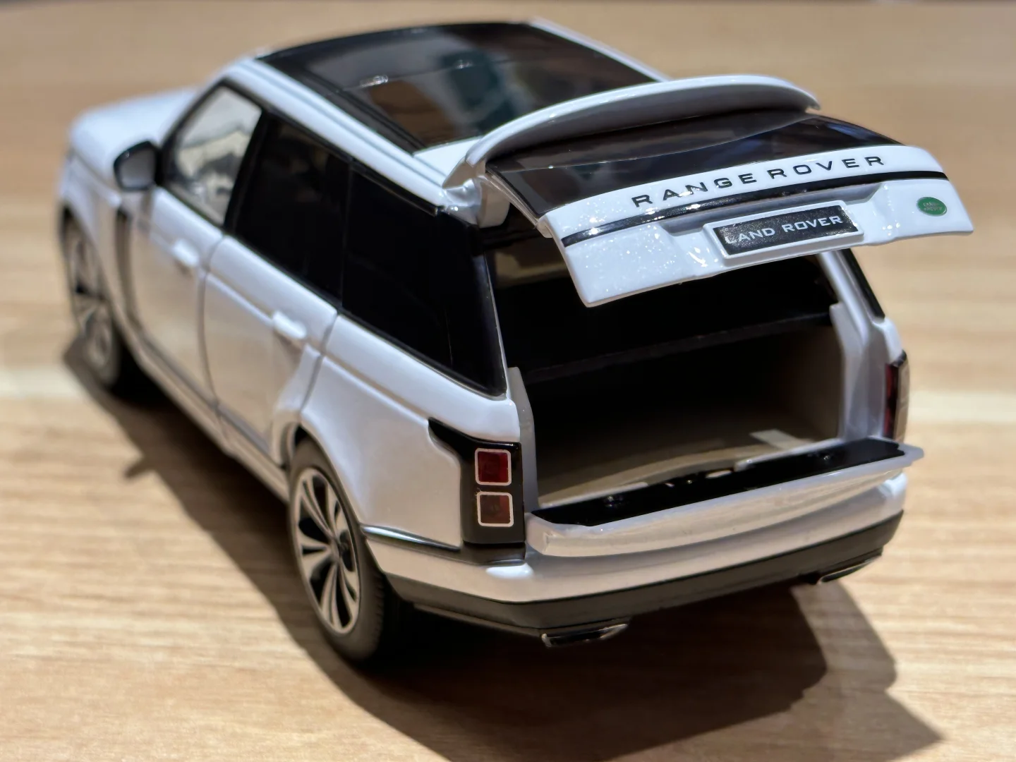 JKM老款路虎揽胜行政白色！32比例