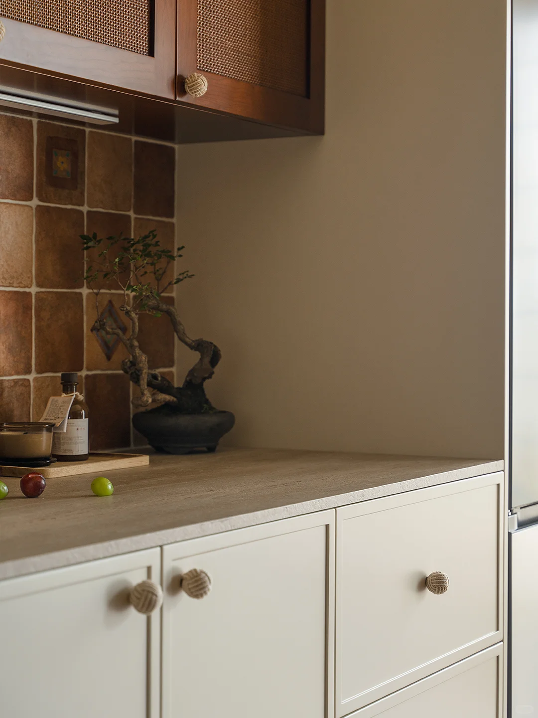 实拍丨隔而不断的弧形吧台,搞定餐厨通透感