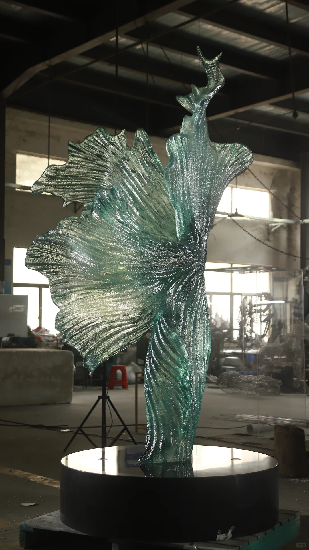 大型透明树脂商业公共艺术雕塑装置工厂实拍