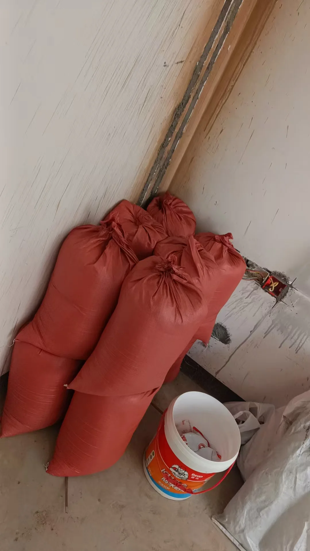 平湖明湖雅苑小区黄沙水泥材料进场