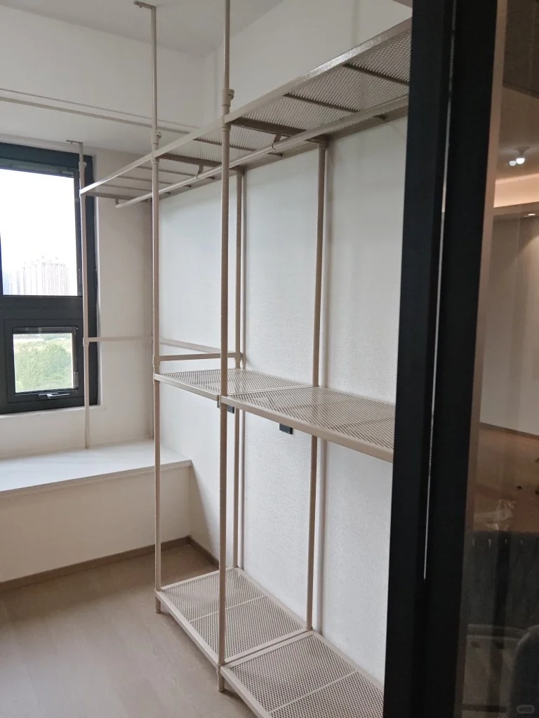 双卧室都定制了金属衣柜，太奈斯了！