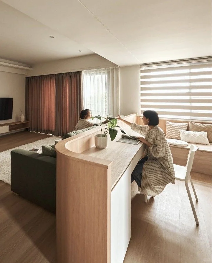 10张实拍图！大客厅沙发后塞书桌，显大实用