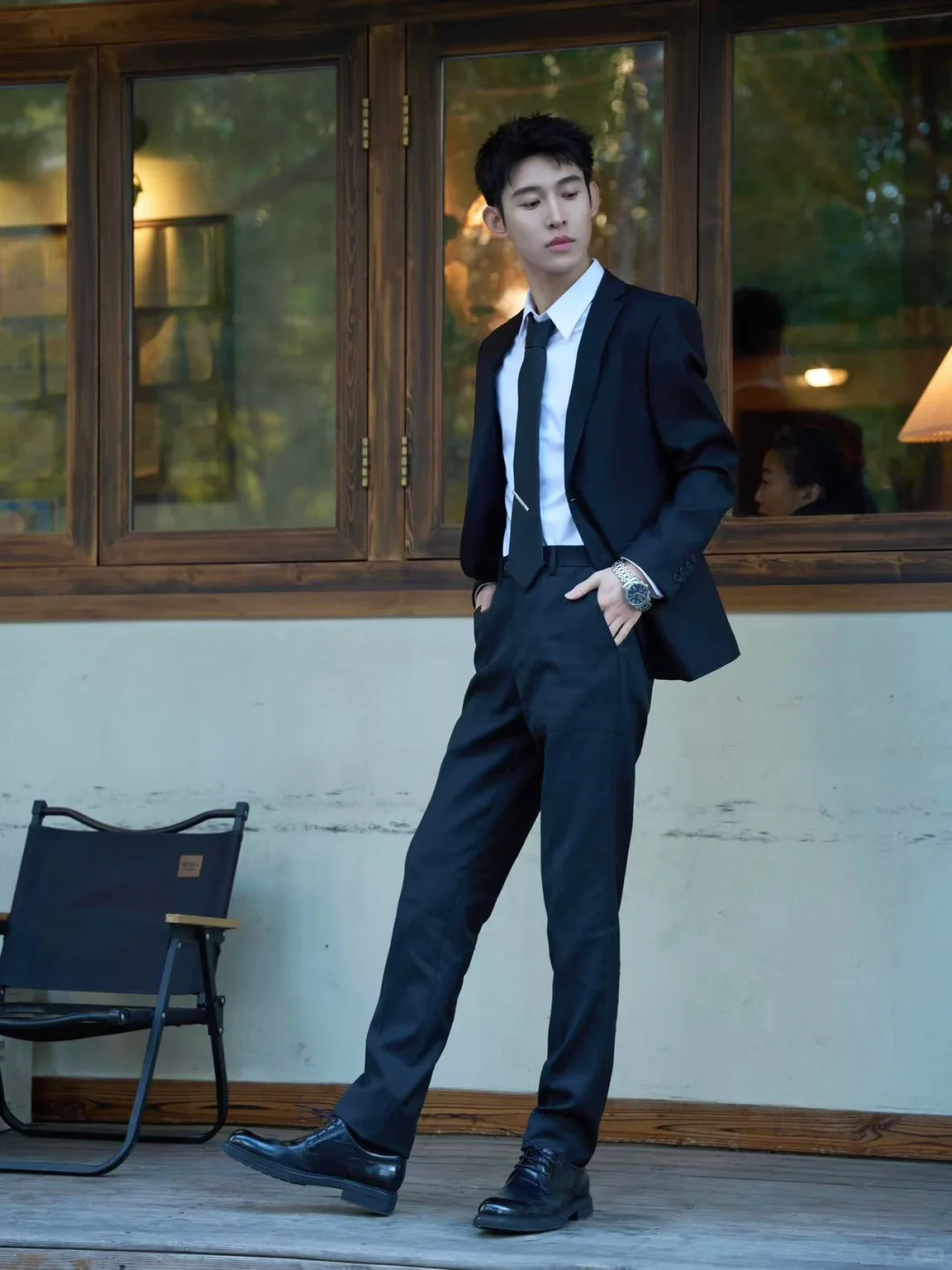 将正装穿成霸总模样