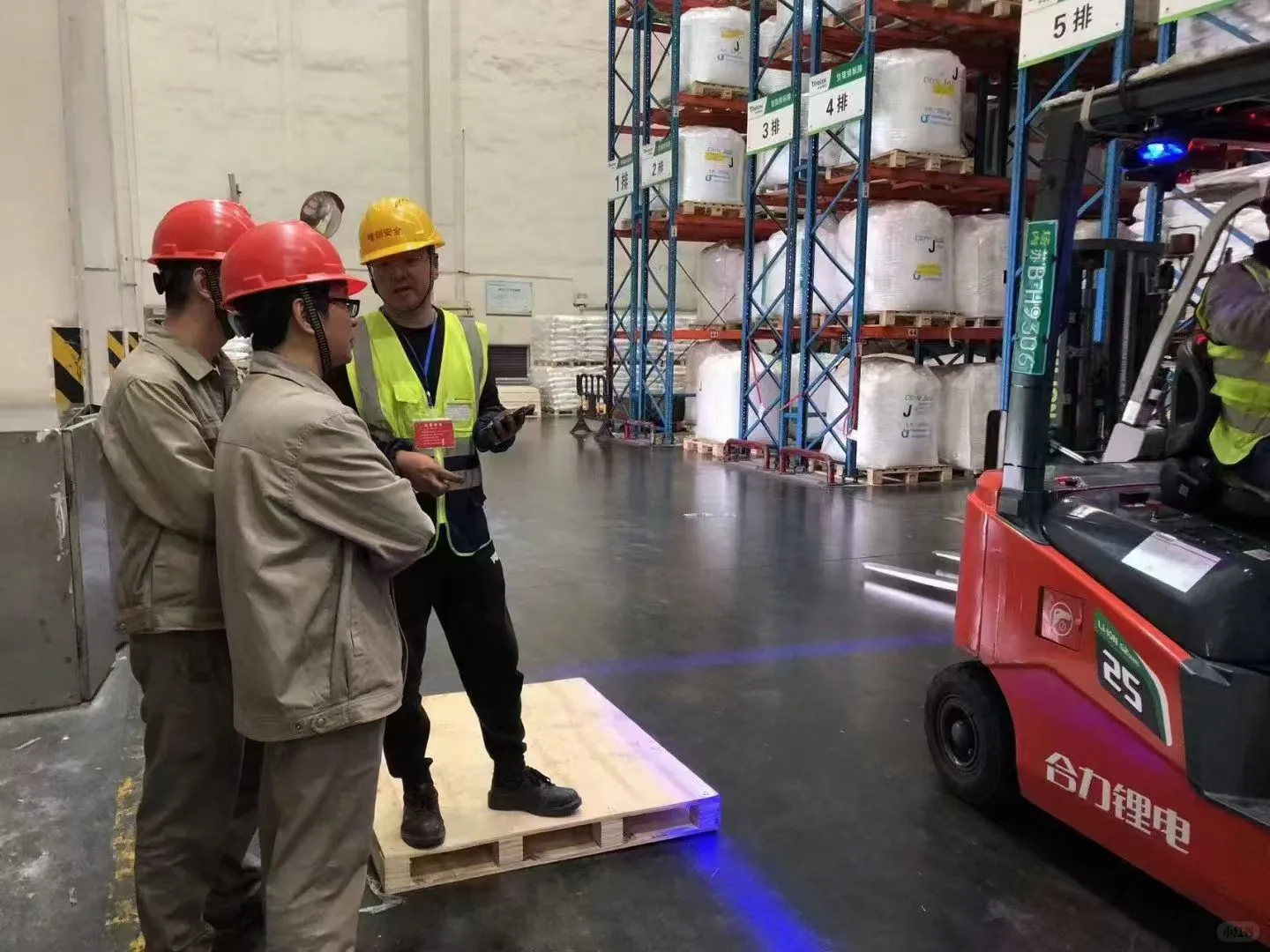 给叉车加道安全锁，助力仓储高效作业。