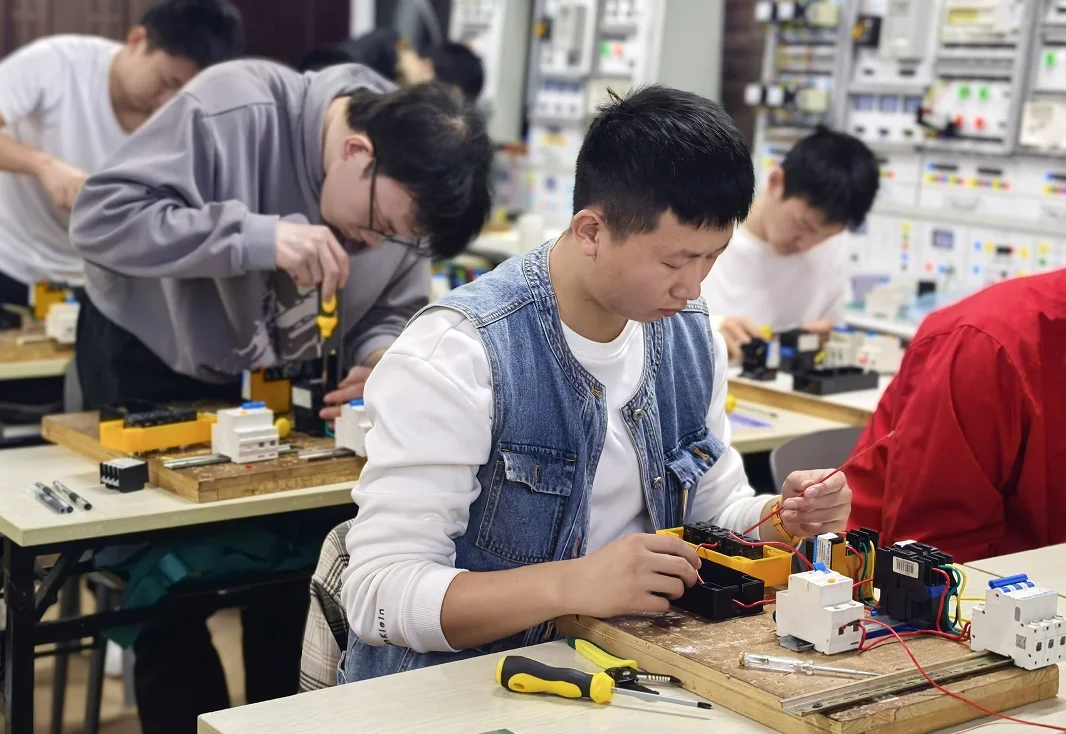 电工的“神器”们：常用工具与测量仪表