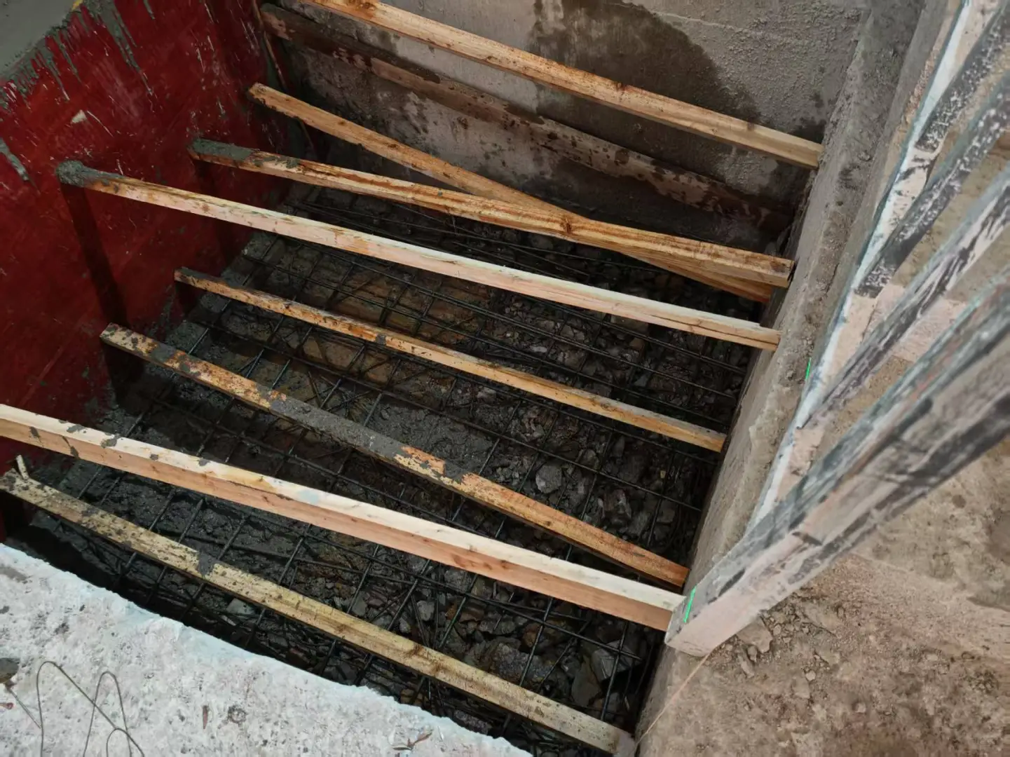 被十万人围观的电梯基坑打穿后