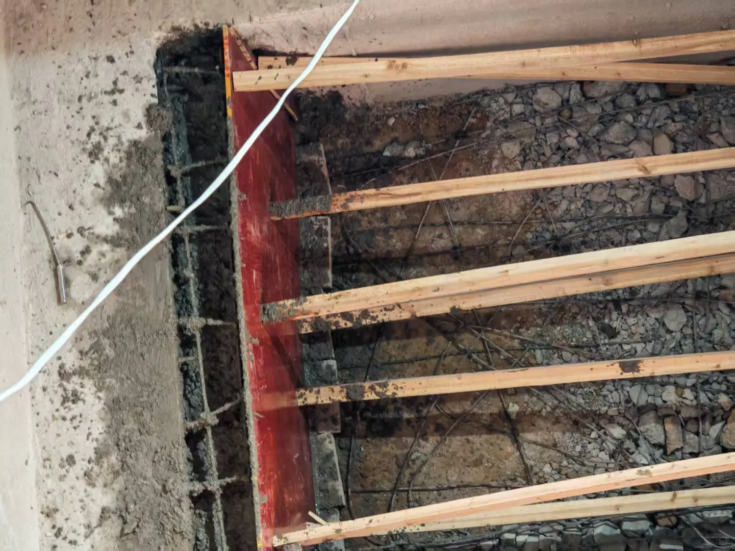 被十万人围观的电梯基坑打穿后