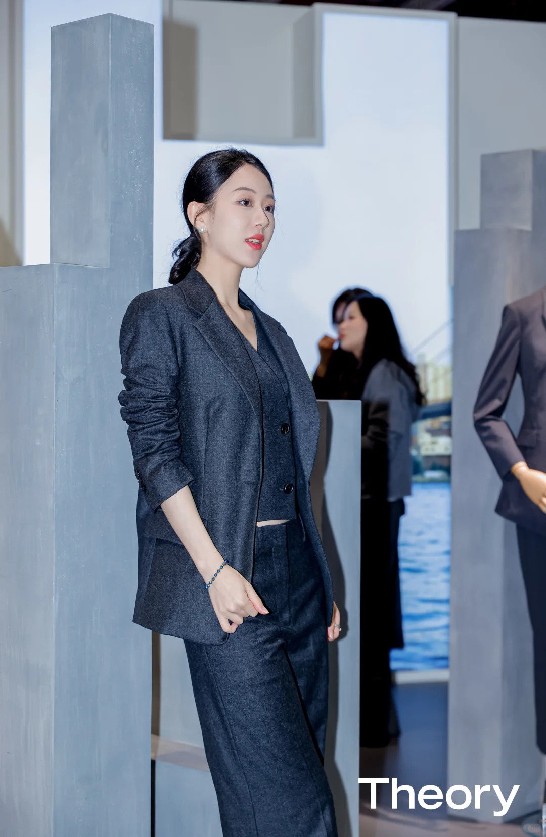 主持人穿theory真的太好看了！