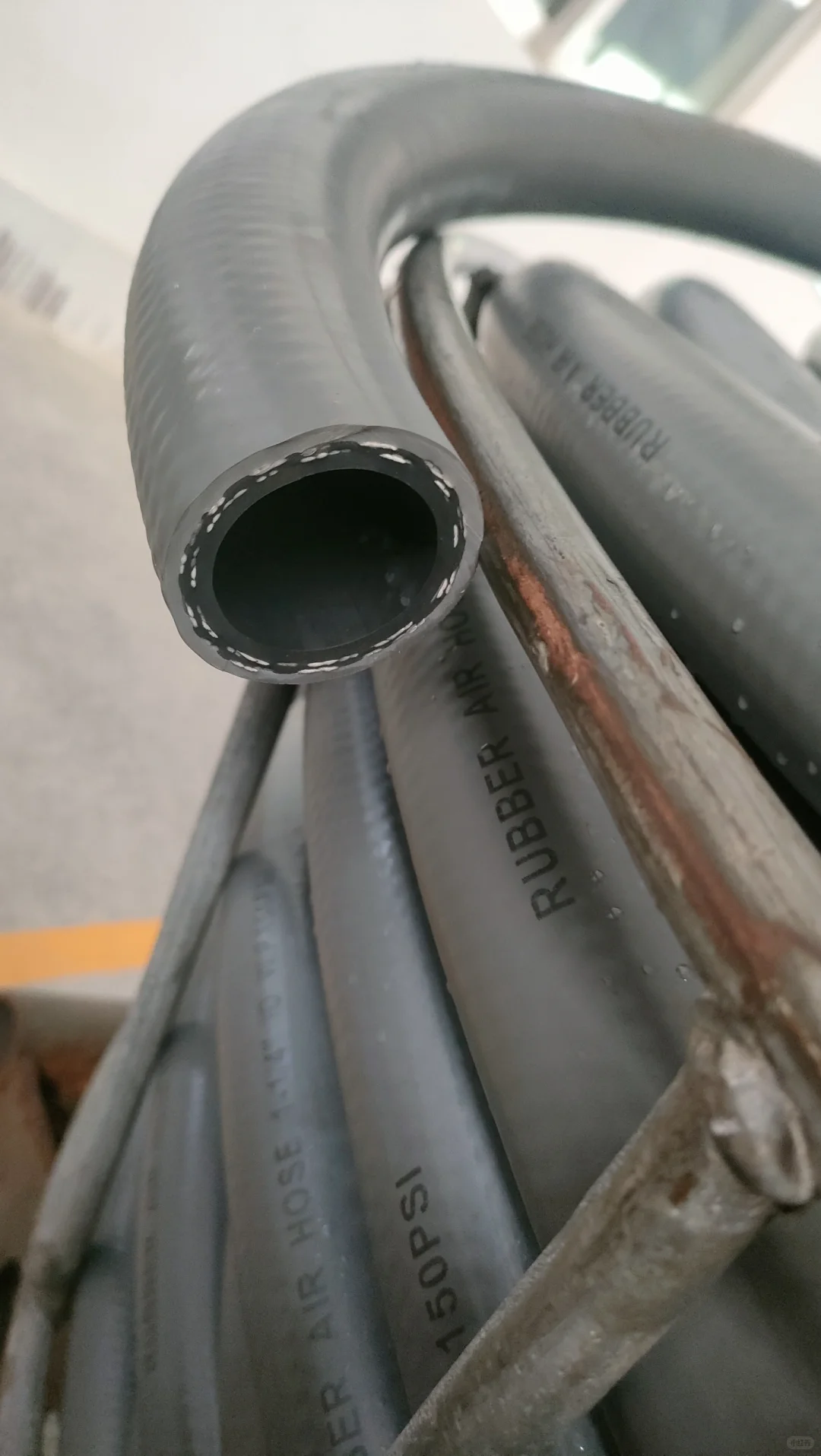 灰色光面三胶两线32mm耐老化橡胶水管