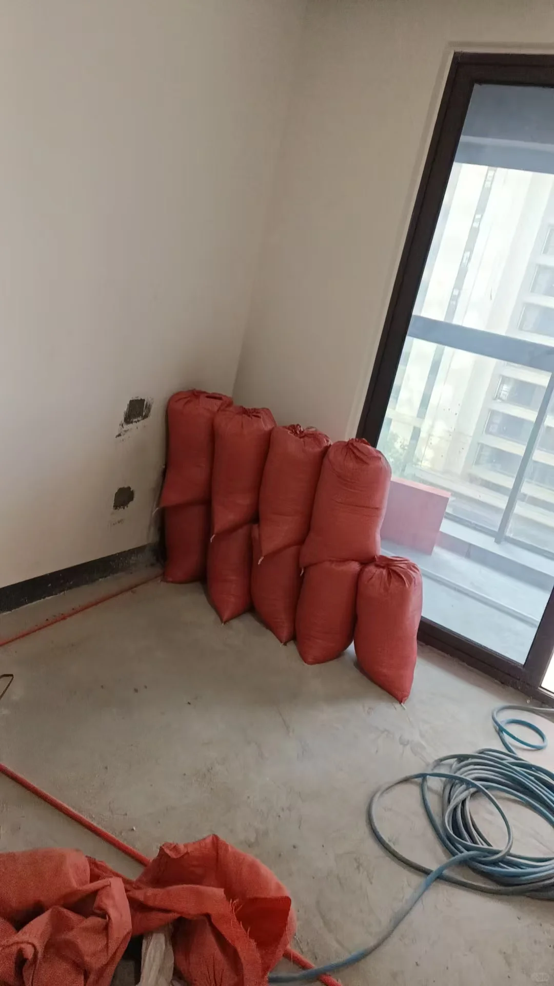 平湖明湖雅苑小区黄沙水泥材料进场