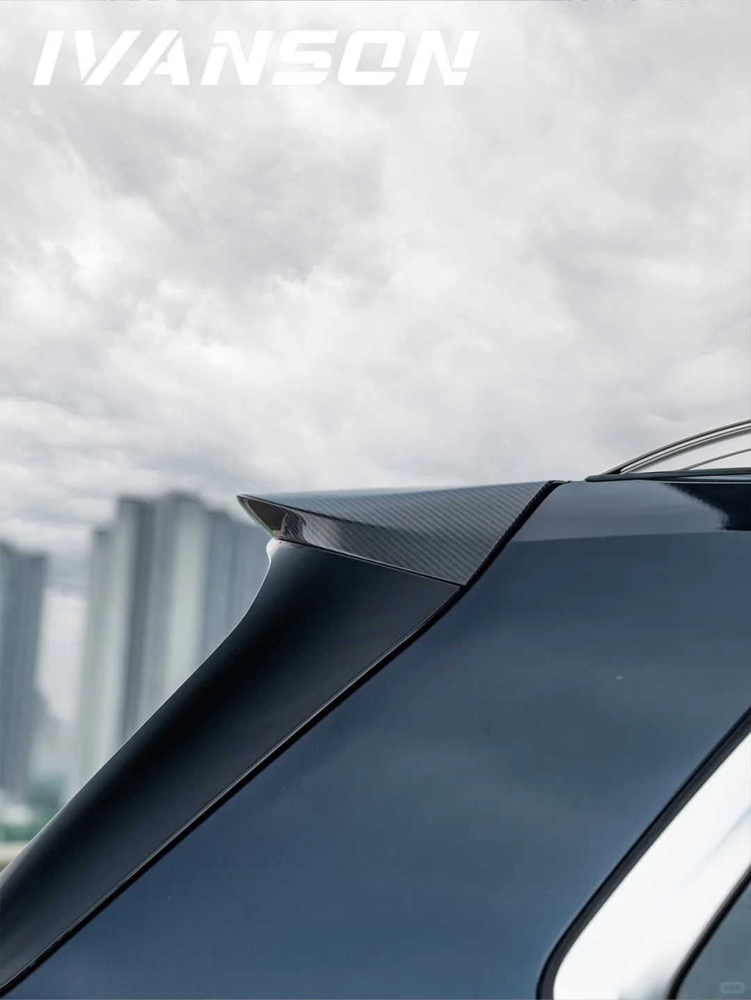 宝马X7高奢单品·埃文森碳纤维顶翼亮相