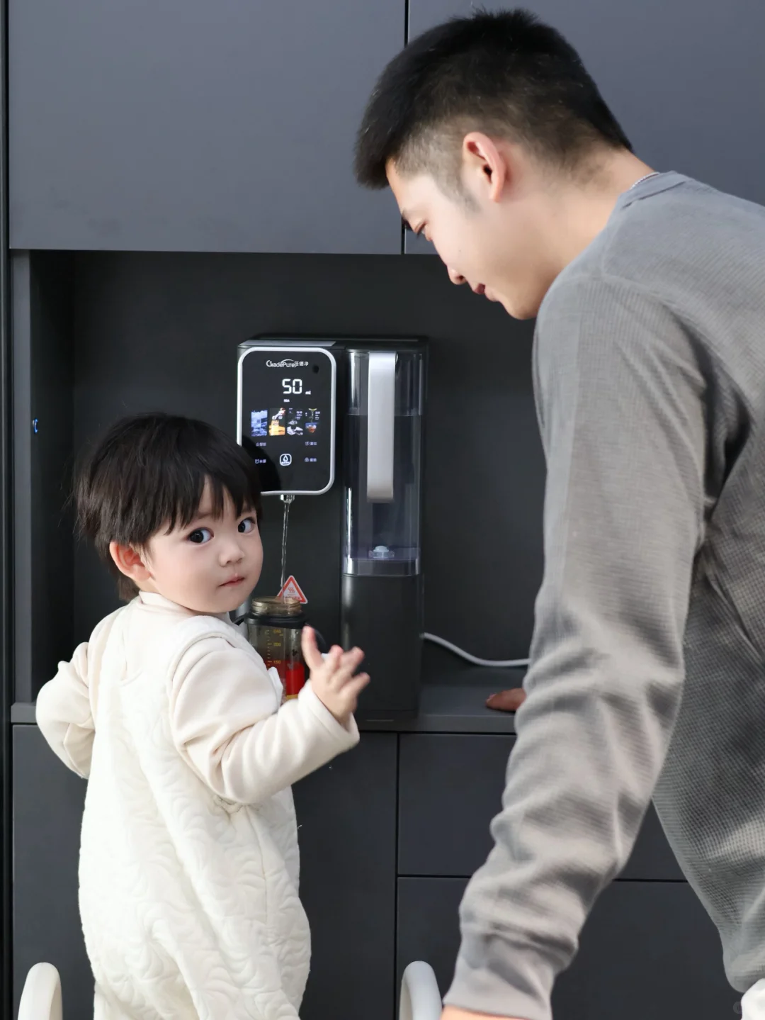 多亏这台净饮机,爸爸带娃泡奶不再手忙脚乱!